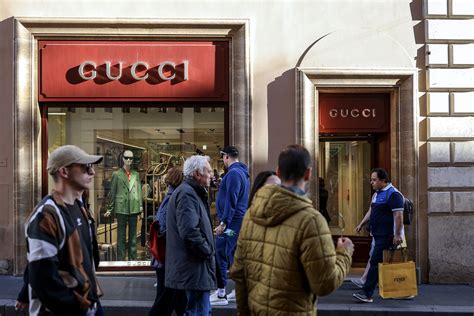 gucci motivo staffe|Gucci’s Staff Goes on Strike in Protest of Milan Relocation Plans.